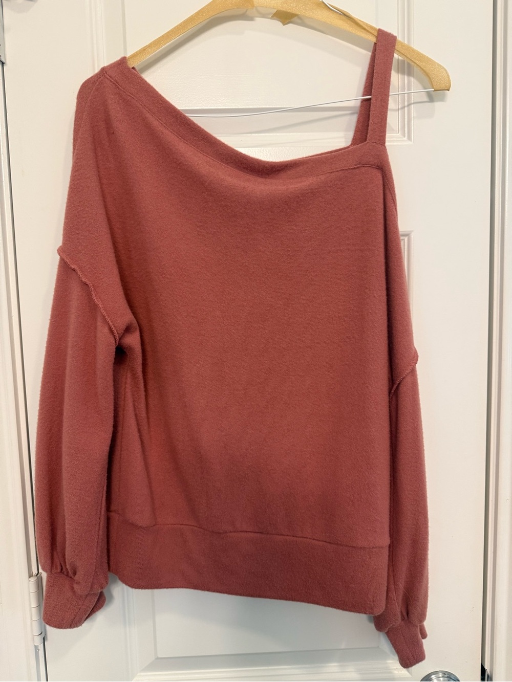 Daytrip One-Shoulder Off-the-Shoulder Sweater in Dusty Rose